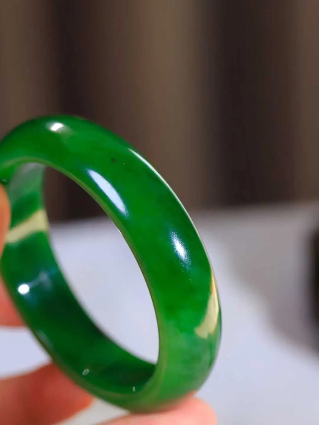 【碧波流转·手镯】

收藏级臻品️和田玉碧玉手镯，玉质细腻温润，手感舒适，️线条流畅，简约大气，美自天成，佩戴于腕间，婉约之美，举手投足间透出那份低调奢华，醉人心扉。
重78.5克 内径圈口58mm尺寸16.4-9.5mm  FDA-131101608