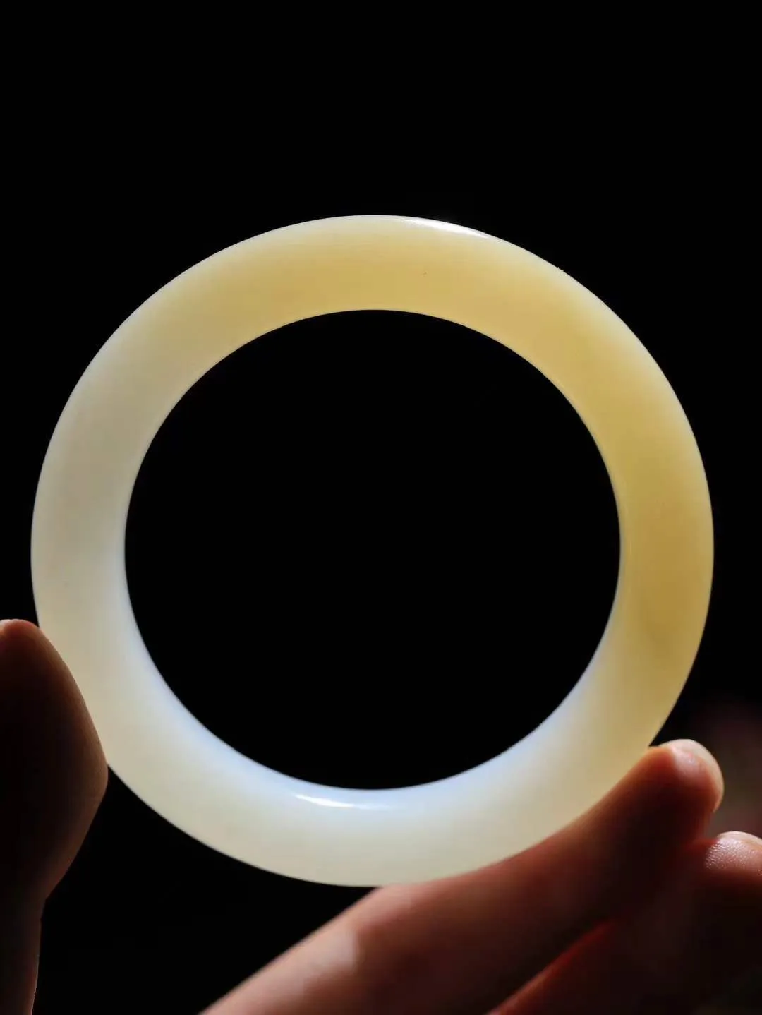 【情有独钟.手镯】

精品和田玉糖白玉手镯 玉质温润细腻 油性十足 手感舒适，高华雅逸，线条流畅，简约大气，美自天成，素雅高贵。佩戴于腕间，婉约之美，举手投足间透出那低调奢华。重61克 内径56.5mm 尺寸11.3-10.5mm   FDA-791142451