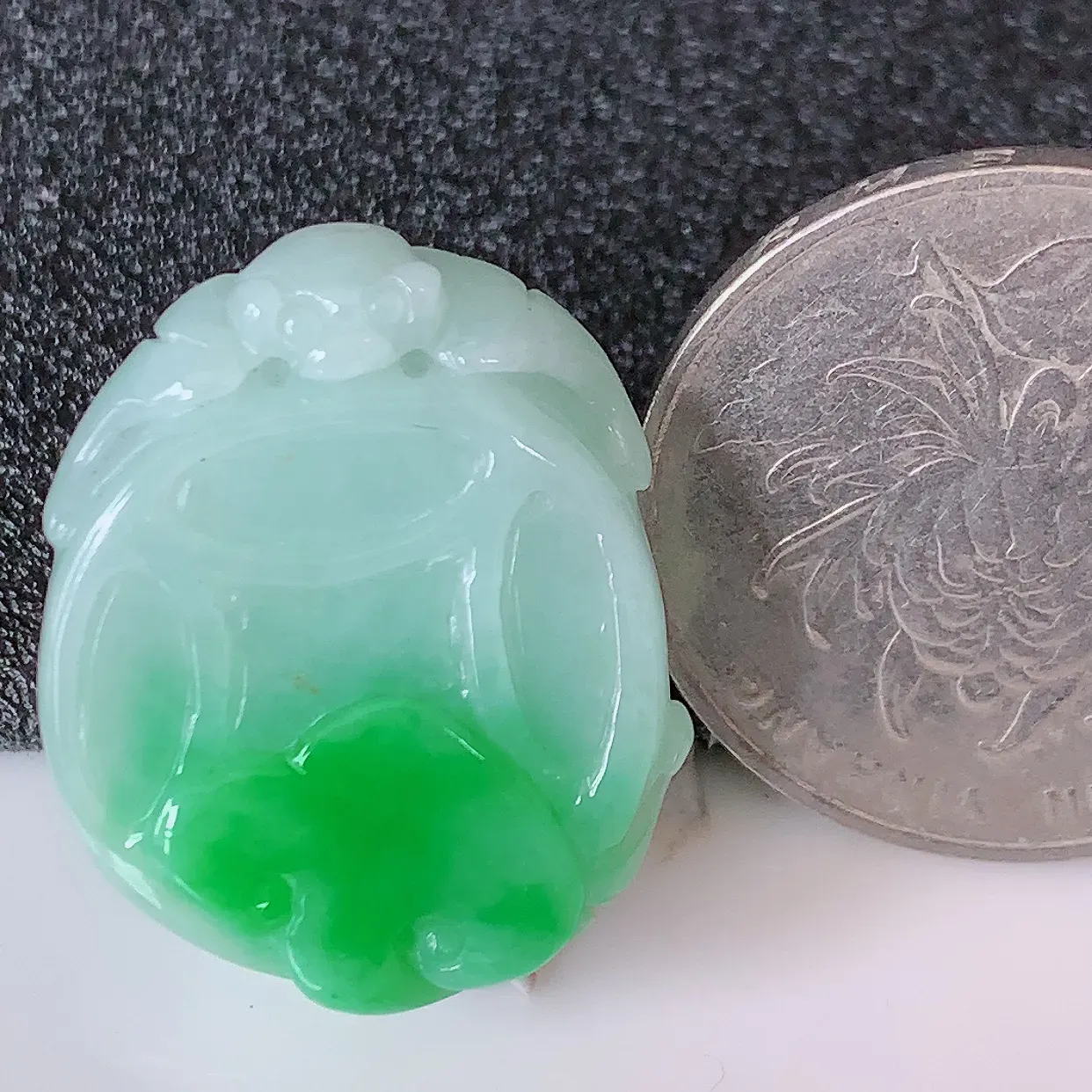 自然光实拍，水润飘绿翡翠招财铜钱吊坠，翠色灵动，玉质细腻，颜色漂亮，品相佳，佩戴佳品！#0522