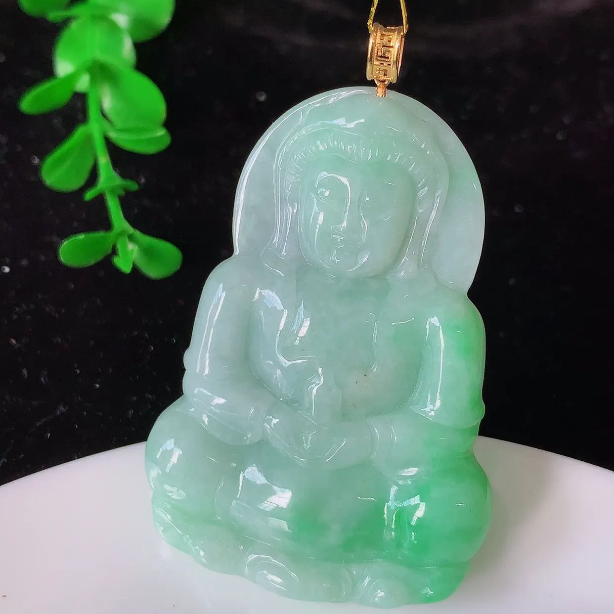 18K金镶嵌冰润飘绿翡翠观音菩萨吊坠，赐福翡翠观音，观音面相端庄，品相佳，佩戴气质！#35.22