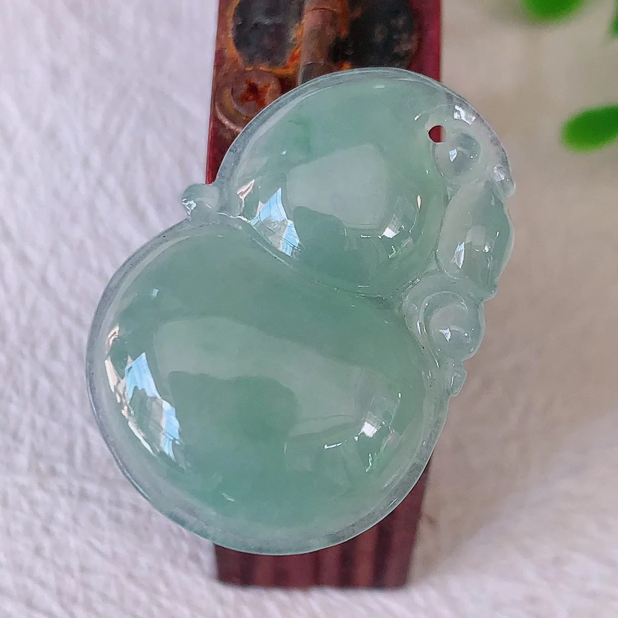 自然光实拍，冰种翡翠葫芦吊坠，寓意福禄双全，财源滚滚，清新脱俗，佩戴效果优雅迷人！#57.20