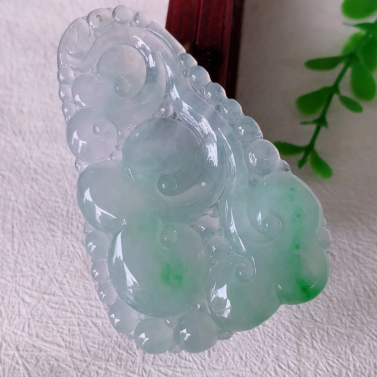 自然光实拍，大件冰飘绿翡翠如意吊坠，玉坠百搭又精致，寓意着吉祥，事事如意！#46.22