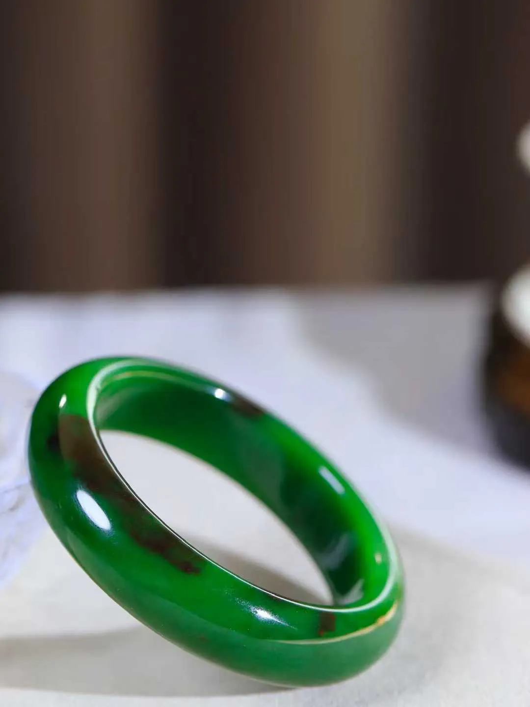 【碧波流转·手镯】

收藏级臻品️和田玉碧玉手镯，玉质细腻温润，手感舒适，️线条流畅，简约大气，美自天成，佩戴于腕间，婉约之美，举手投足间透出那份低调奢华，醉人心扉。
重78.5克 内径圈口58mm尺寸16.4-9.5mm  FDA-131101608