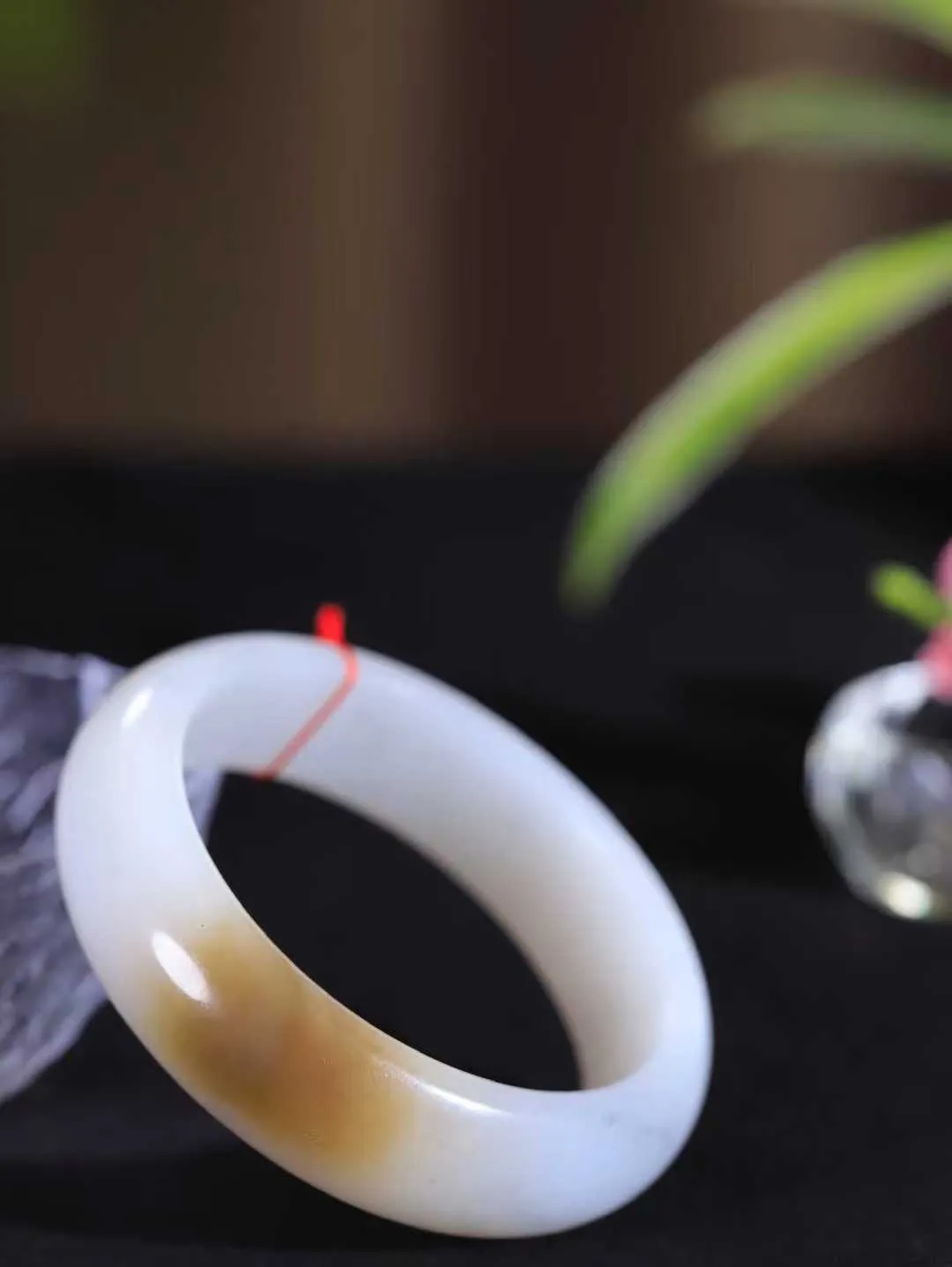 （柔情似水.手镯）

精品和田玉糖白飘青花手镯，玉质温润细腻，镯型饱满圆润，优雅知性，姽婳于幽静兮，又婆娑乎人间，经典款型，古朴典雅。极具灵性，腕间风情，风姿卓越。 
重77.6克   尺寸58.5-17.8-8.6mm    FDL-361101626