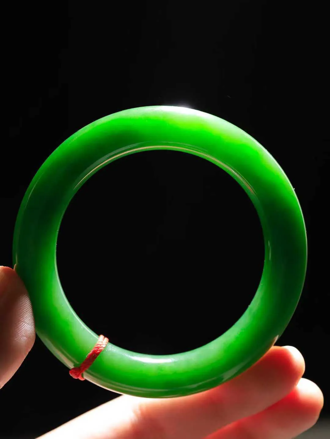 【诗情画意.手镯】

典藏级臻品️和田玉碧玉手镯   细腻油脂,手感润滑。意韵飘渺，温雅细腻，工艺精湛，️氤氲诗意的美跃然于手腕之间，给人以出尘的风雅，优美脱俗，气质非凡。重65克 内径55mm尺寸11.2-11.2mm  221101600A