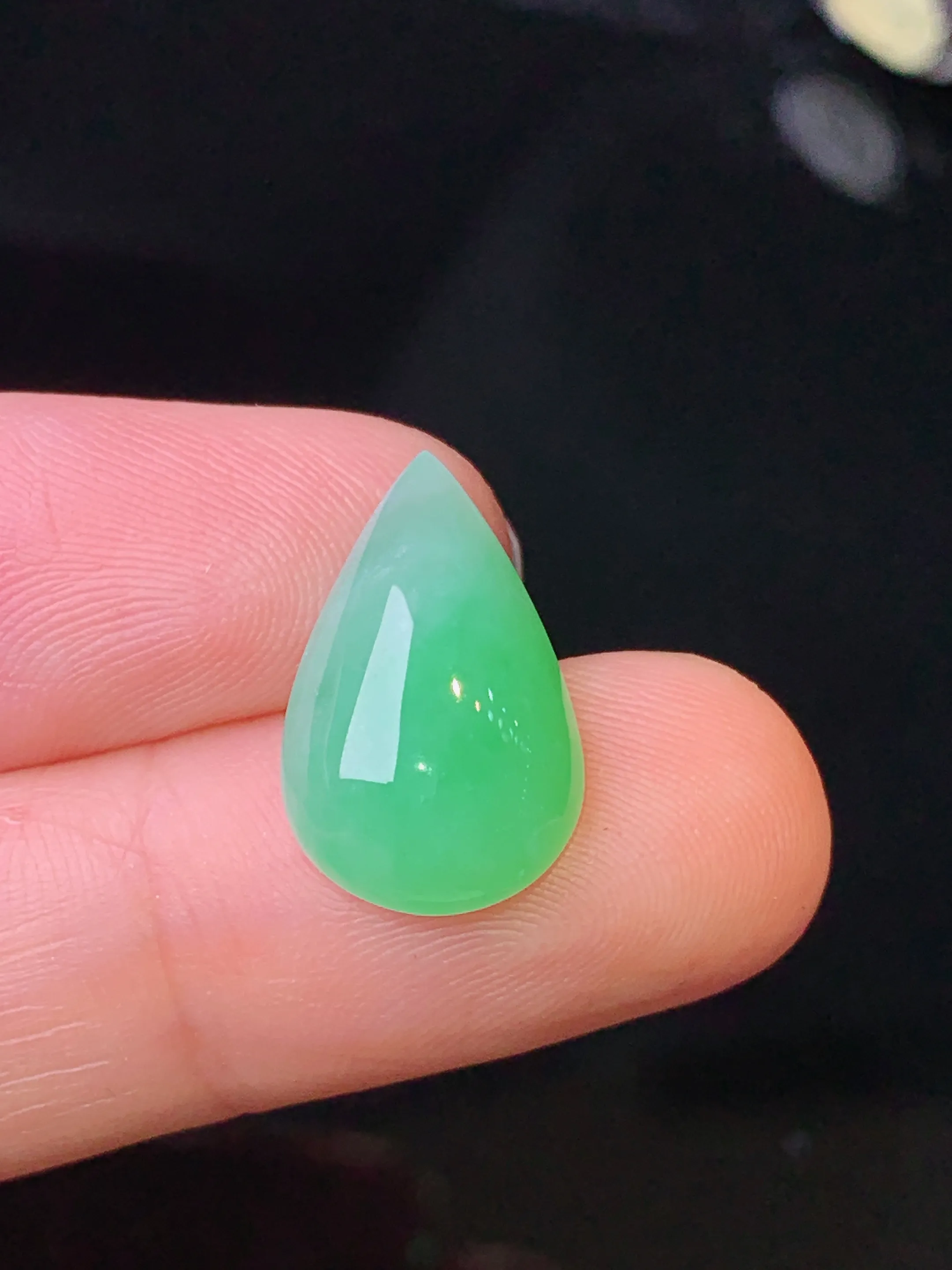 镶嵌款 翠绿水滴吊坠 玉质细腻 色泽清新艳丽 整体尺寸17.2*10.6*5.5