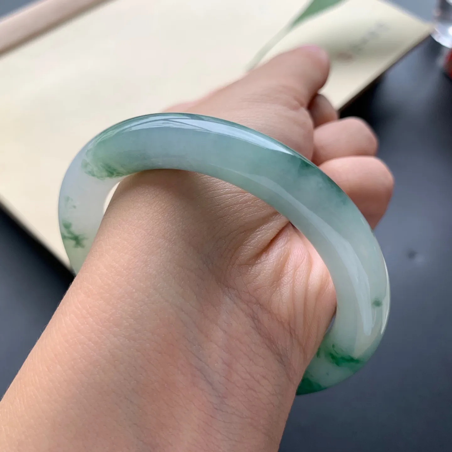 52.8圈口飘绿圆条手镯 尺寸：52.8-9.8-9.2，无纹裂，水润饱满，花色唯美