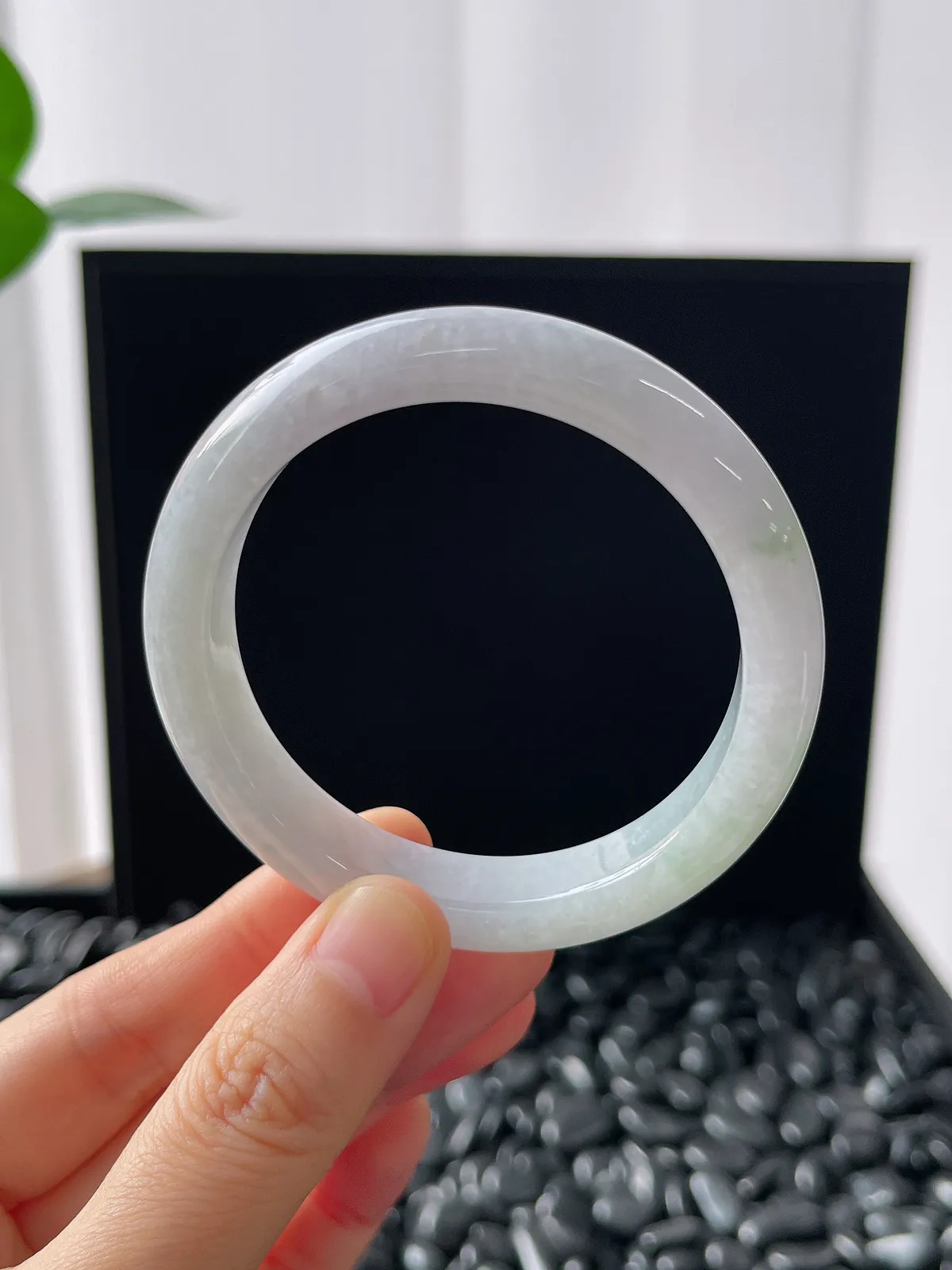 正圈52圈口，翡翠糯化种飘绿手镯