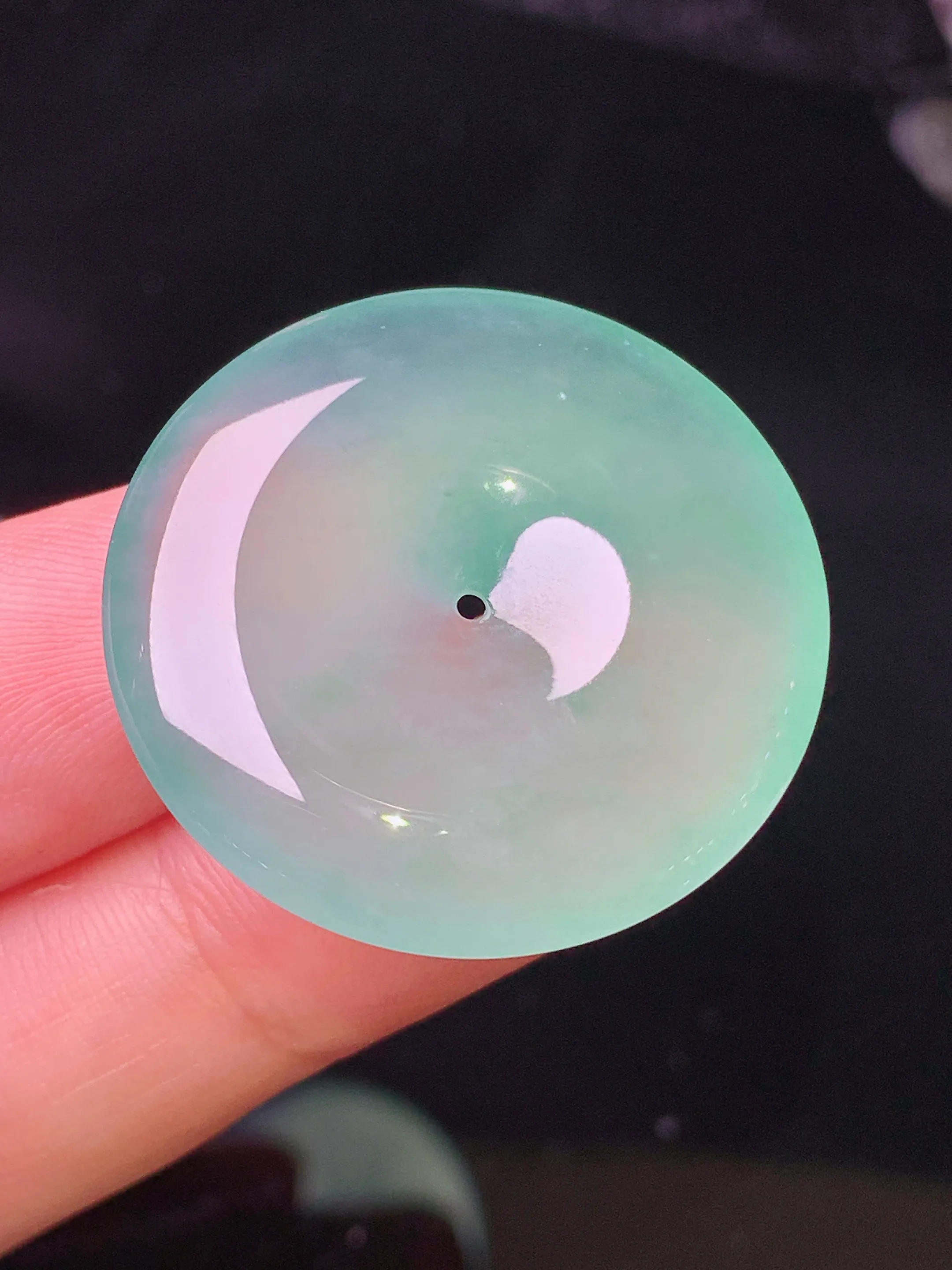 浅绿平安扣吊坠 玉质细腻 色泽清新艳丽 整体尺寸28.7*5.3