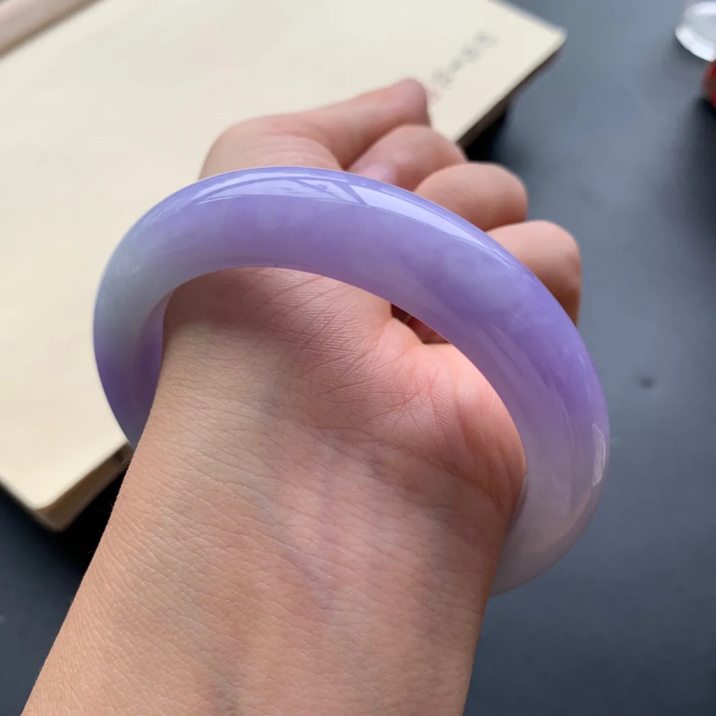 57.5圈口紫罗兰正圈手镯 尺寸：57.5-13.2-9.5，无纹裂，细腻光滑，色泽浓郁