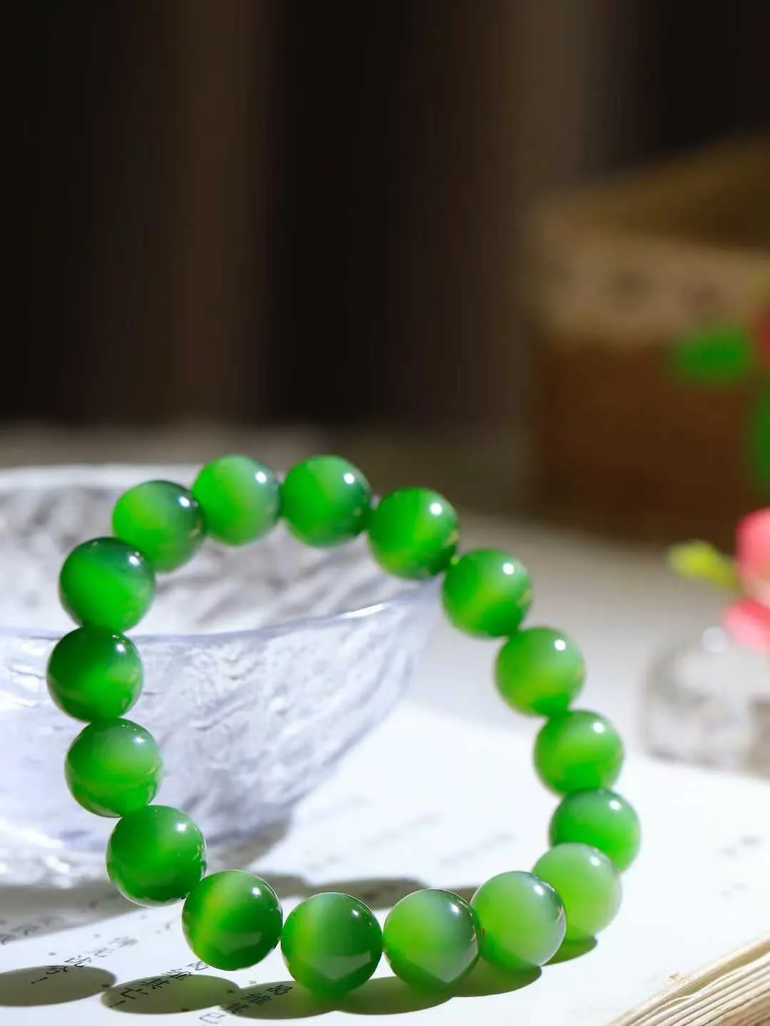 （猫眼手串）

收藏级臻品和田玉碧玉猫眼圆珠手串 质地温润灵动 猫眼儿般的光中，有波光潋滟，也有梦幻清韵。行走于市井的喧嚣，相顾不言，便得清欢。重47克 尺寸取一12mmFDA-231151653