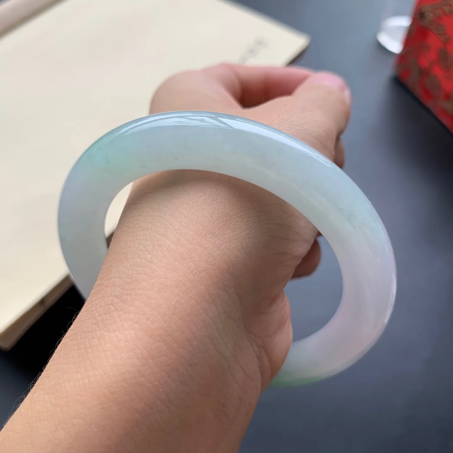 57圈口飘绿圆条手镯 尺寸：57-10.2-10.8，无纹裂，细腻釉洁，色泽靓丽