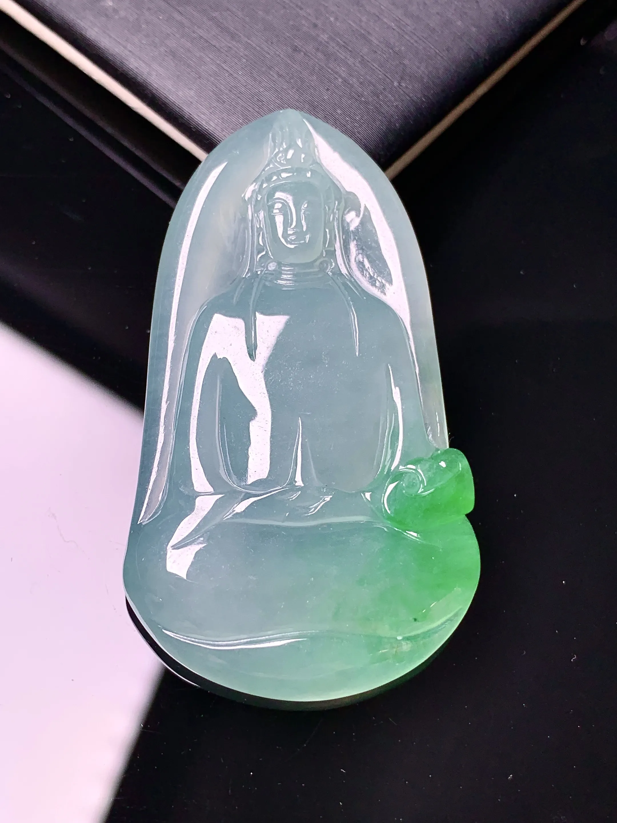 飘绿观音素衣吊坠 玉质细腻 色泽清新艳丽 整体尺寸46.8*26.5*5