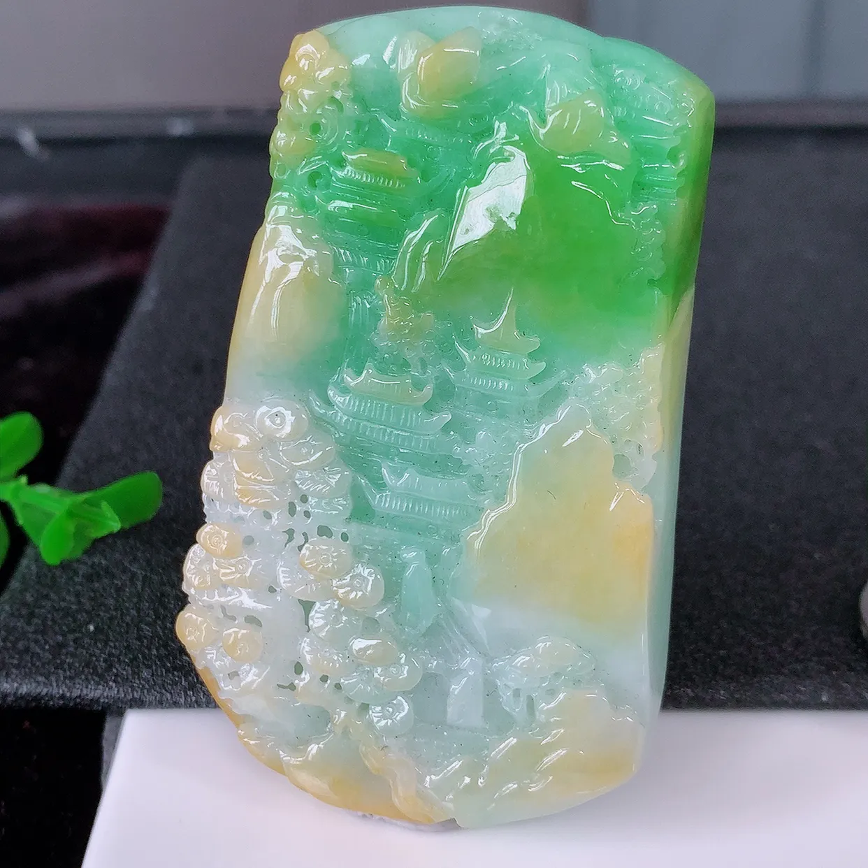 自然光实拍，特色黄加绿翡翠山水牌吊坠，寓意“常青、背靠大山、水（财）长流、平安之意”生机盎然的翠意，一眼既心醉，雕工精致， 佩戴效果优雅迷人！#97.20