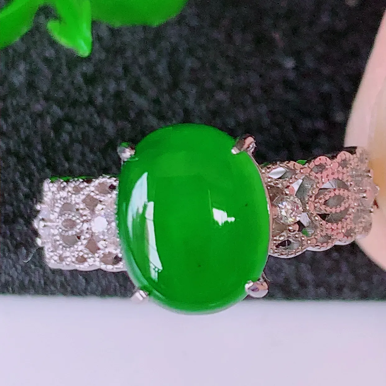 冰透满绿翡翠925银镶嵌戒指，自然光实拍，翠色灵动，颜色漂亮，种老水足，品相佳，佩戴佳品！#97.20（圈口可调大小）整体23*17*5裸10*8.5