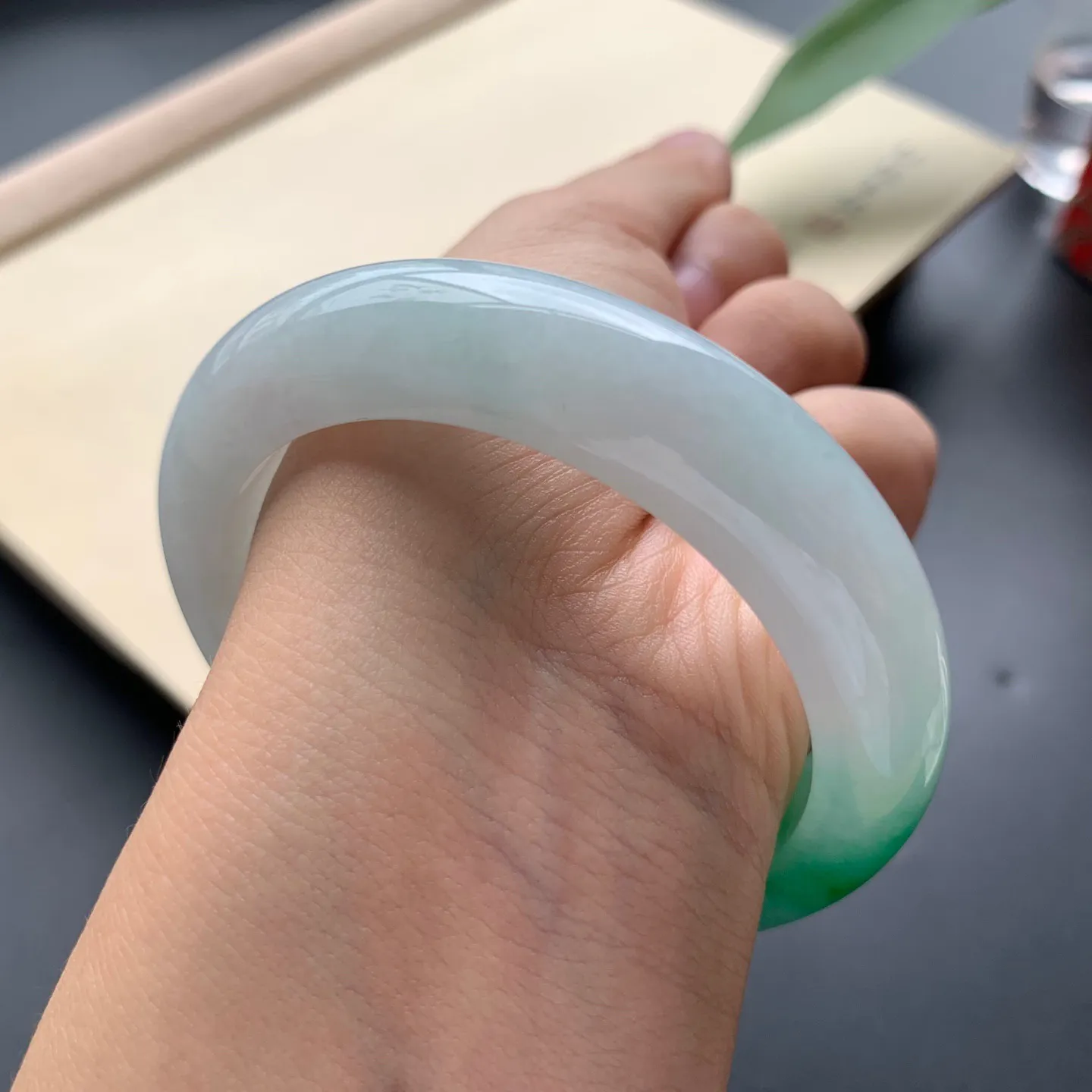 54.8圈口飘阳绿正圈手镯 尺寸：54.8-13-9，无纹裂，细腻光滑，优美迷人