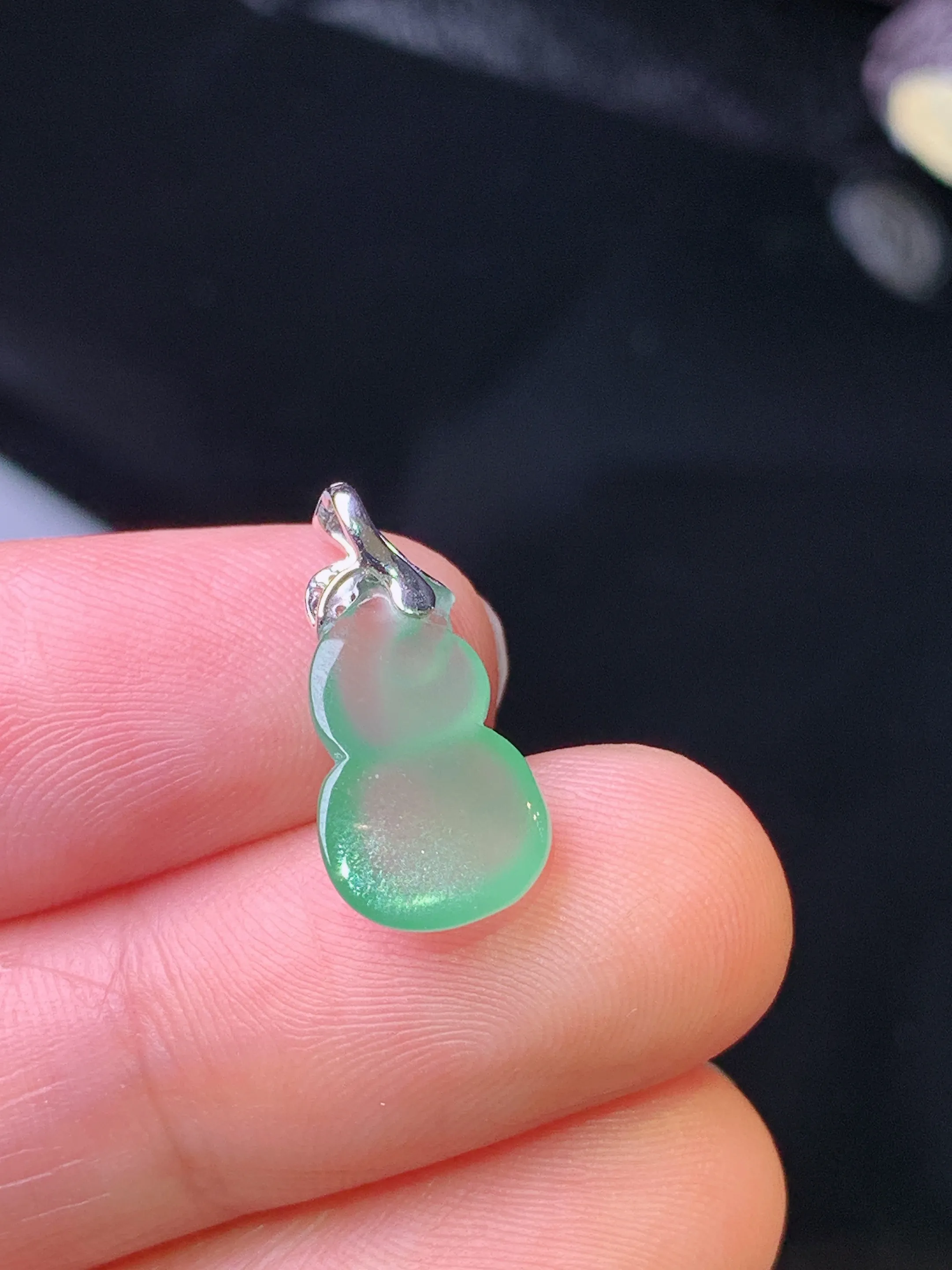 18k金钻镶嵌冰种浅绿葫芦吊坠 玉质细腻 色泽清新艳丽 整体尺寸18*8.3*3.6