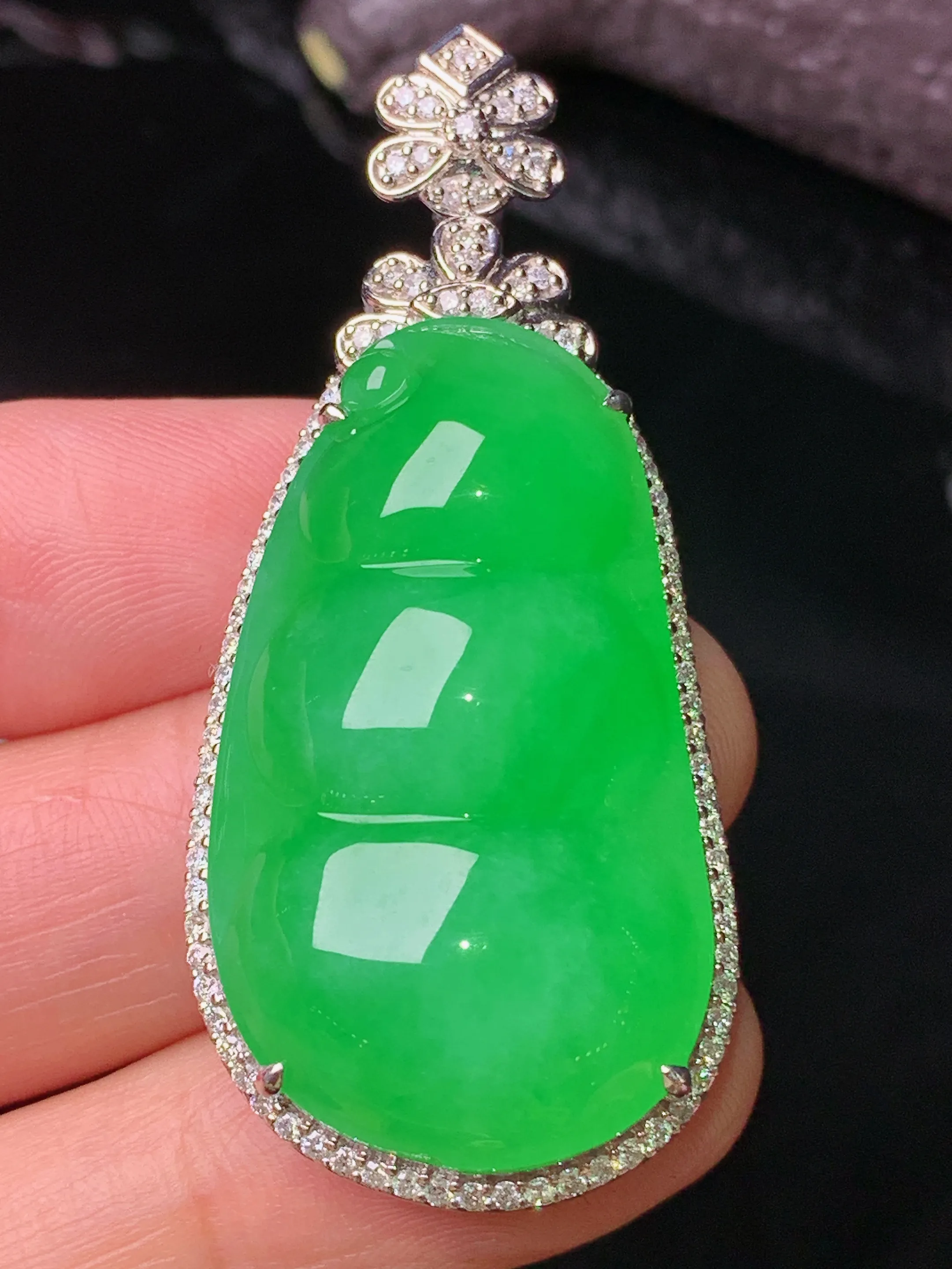 18k金钻镶嵌满绿四季豆吊坠 玉质细腻 色泽清新艳丽 整体尺寸50.2*22*12