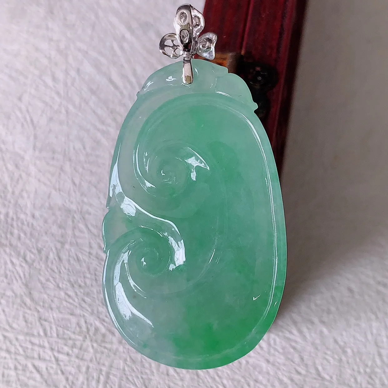 18K金镶嵌冰飘绿翡翠如意吊坠，简单的镶嵌设计、让玉坠百搭又精致，寓意着吉祥，事事如意！#83.22整体47裸裸39*23.8*5.6