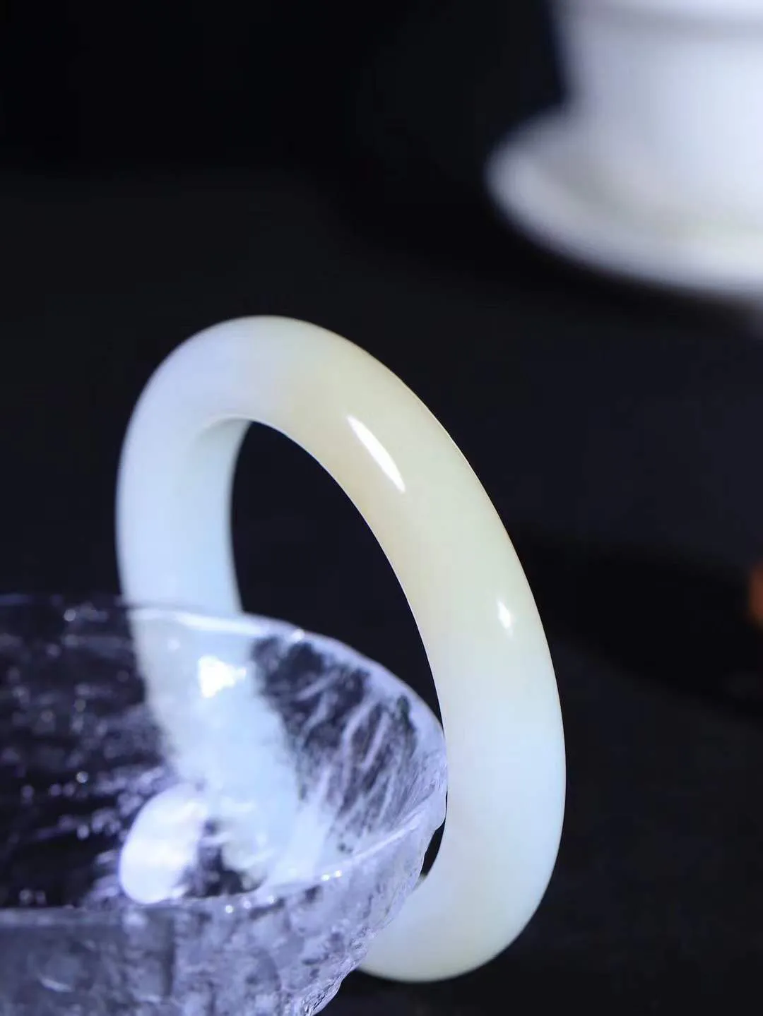 （温柔雅致.手镯）

精品和田玉糖白玉手镯。镯型饱满，温润细腻，脂润沁香。️执一卷书，沏一盏茶，着一袭裙，戴一只镯。淡淡浅笺，素心若兰，静赏玉中诗画。悠悠岁月，芊手轻摘，盛满诗样芳华。重67.6克   尺寸56.5-12.6-10.5mm    FDA-321102400