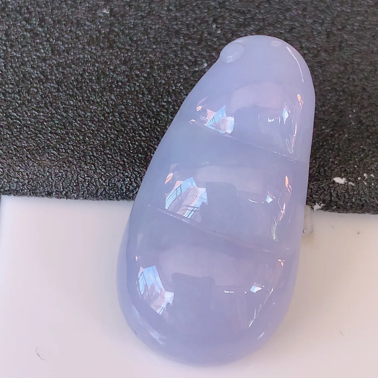 自然光实拍，冰润紫罗兰翡翠福豆吊坠，寓意“四季平安，福气满满”胶感十足，饱满， 佩戴效果优雅迷人！#57.20