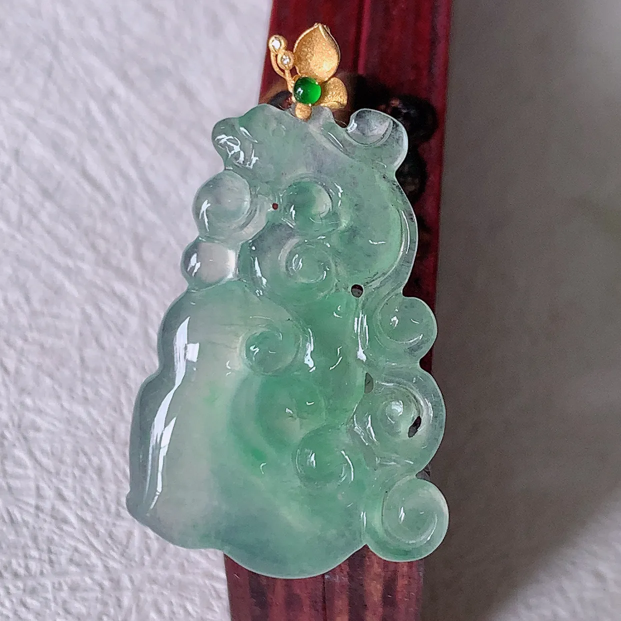 自然光实拍，18k金镶嵌冰种翡翠如意吊坠，寓意顺心如意，事事如意，吉祥如意，细腻饱满，色泽鲜艳，称心