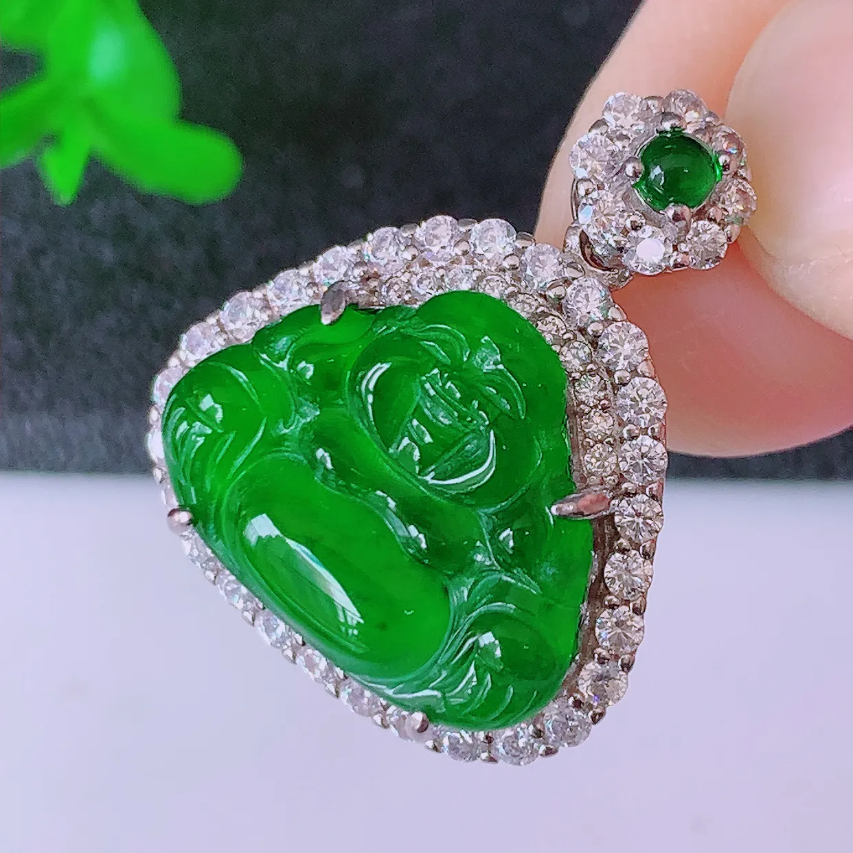 冰透满绿翡翠925银镶嵌佛公吊坠，自然光实拍，翠色灵动，颜色漂亮，种老水足，品相佳，佩戴佳品！#98