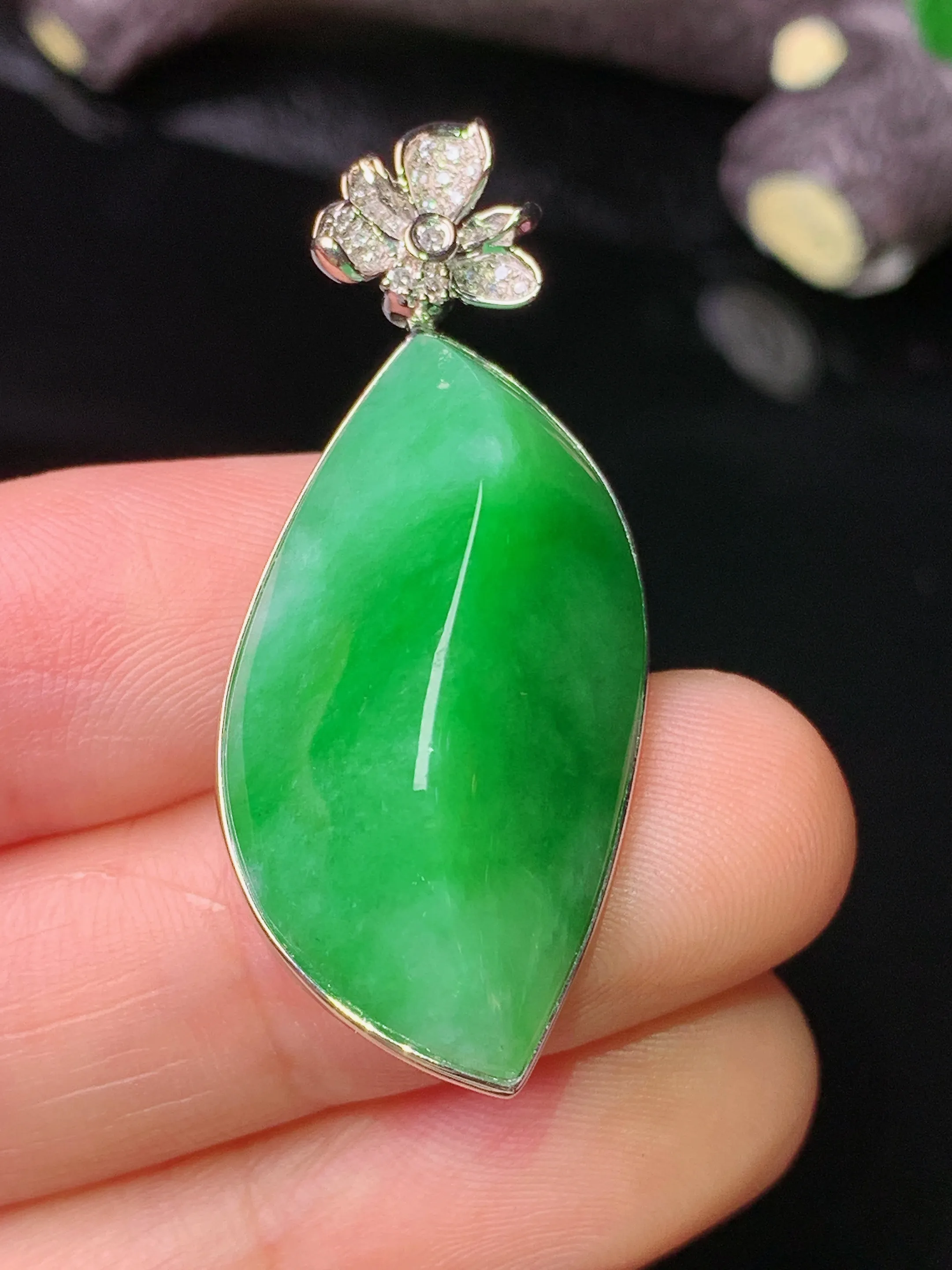 18k金钻镶嵌翠绿随形吊坠 玉质细腻 色泽清新艳丽 整体尺寸38.5*16.5*11