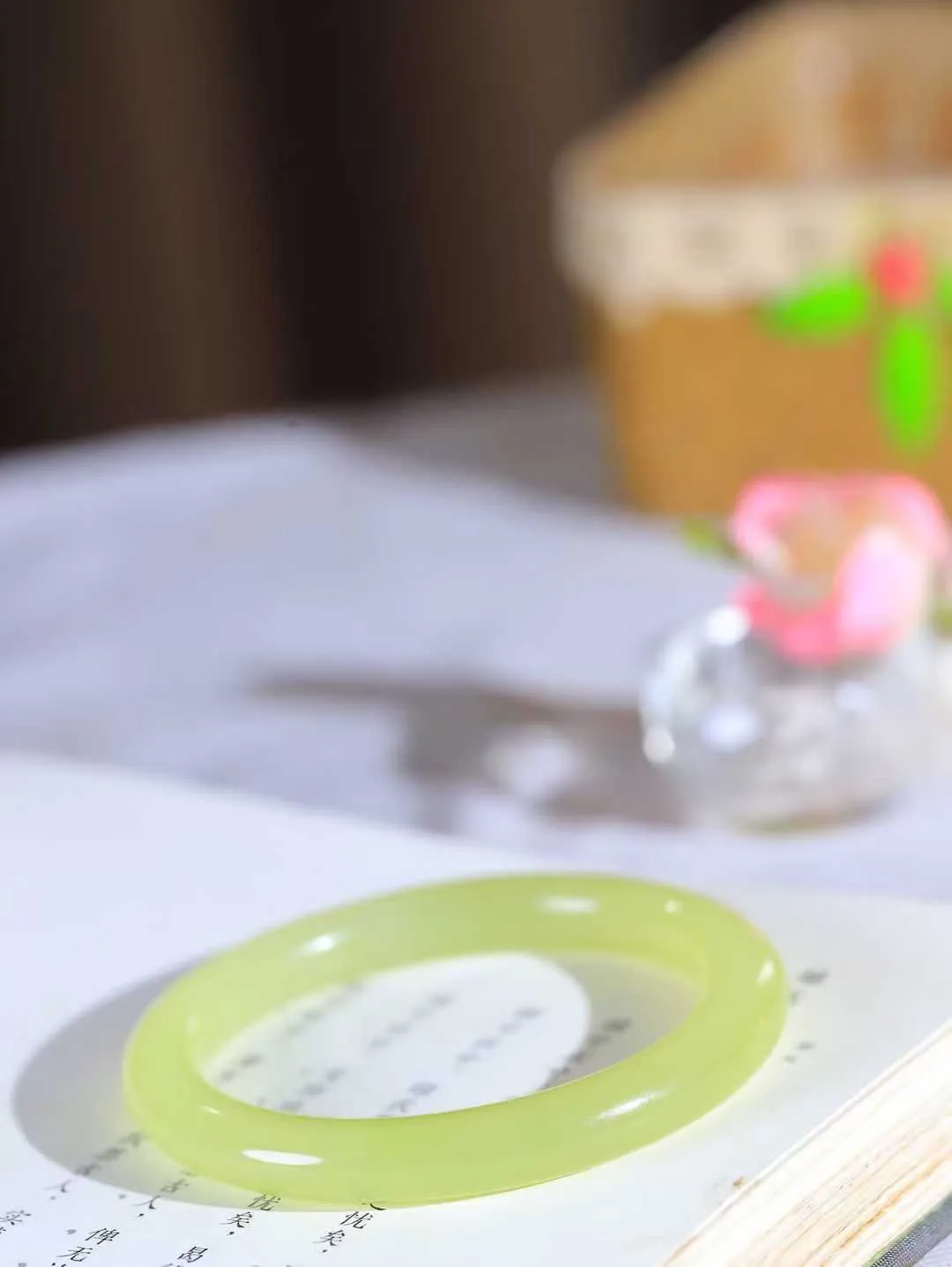 [温润如玉.手镯]

精品和田玉黄口手镯。玉质温润细腻 油性十足 手感舒适，高华雅逸，线条流畅，简约