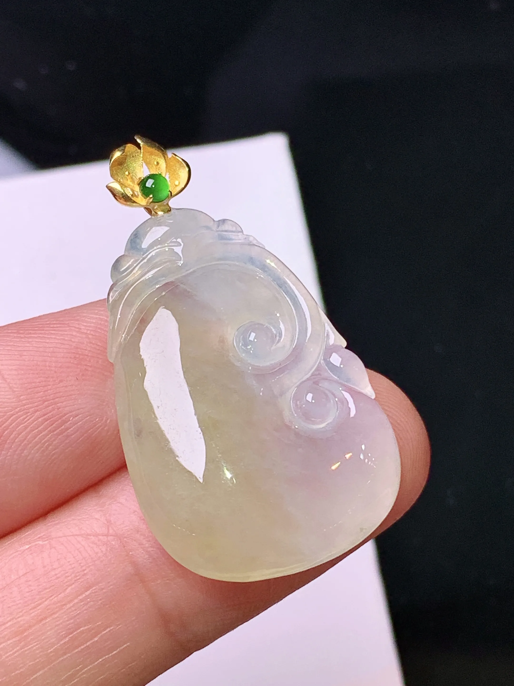 18k金镶嵌冰黄翡如意吊坠 玉质细腻 色泽清新艳丽 整体尺寸34.2*19*4.8