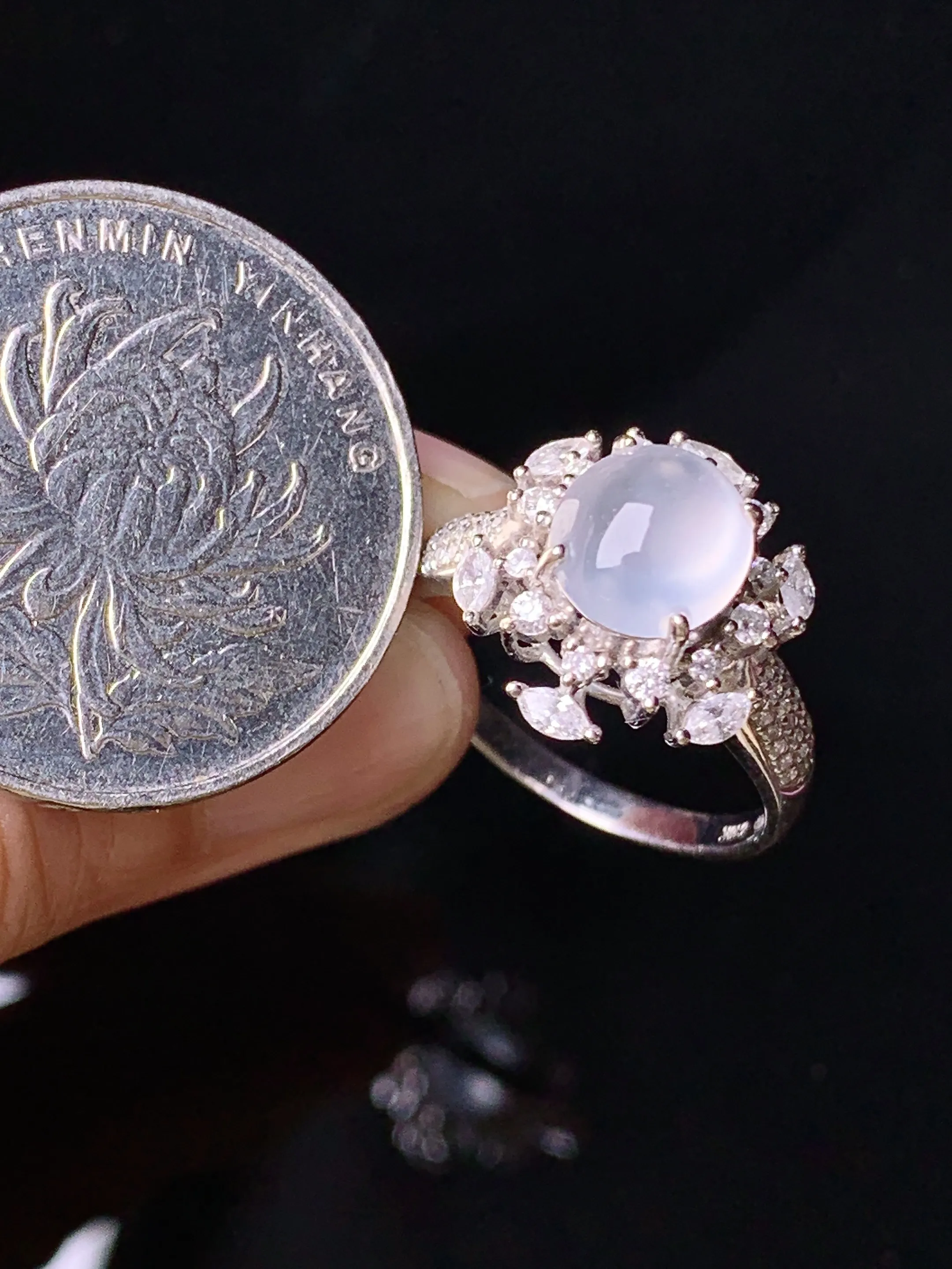 18k金钻镶嵌冰种蛋面戒指 玉质细腻 色泽清新艳丽 圈口14 整体尺寸14.3*12.7*9