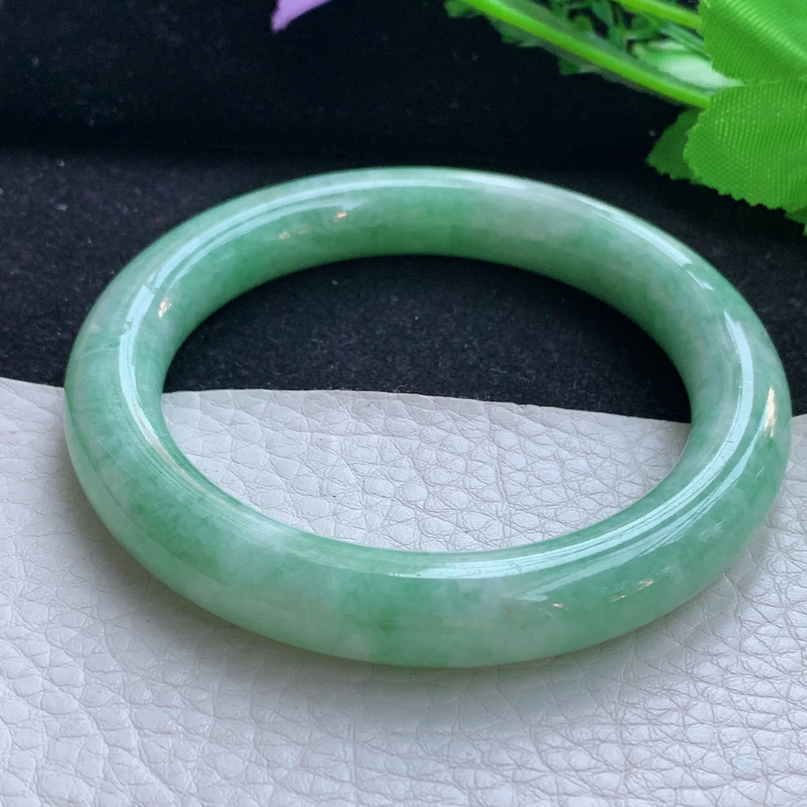 n自然光58*10.5美人镯 缅甸翡翠a货玉手镯果绿甜美圆条玉手环