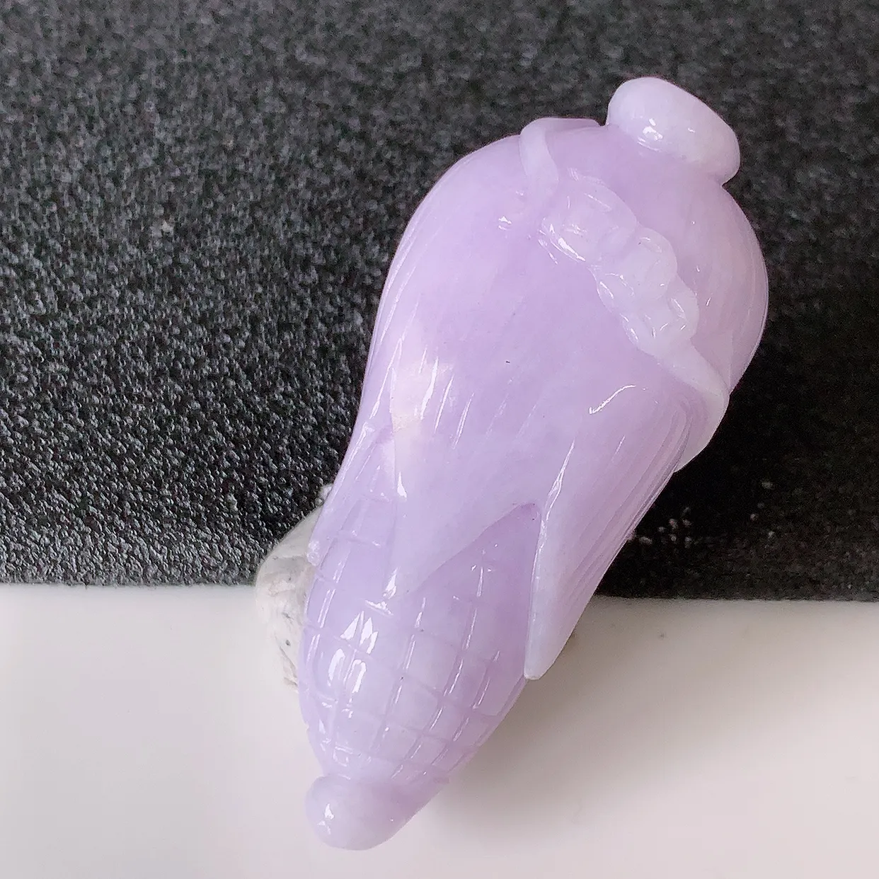 自然光实拍，冰润紫罗兰翡翠玉米吊坠，多子多福，种老水足，雕工精湛 ，寓意美好，佩戴时尚出众！#05.22