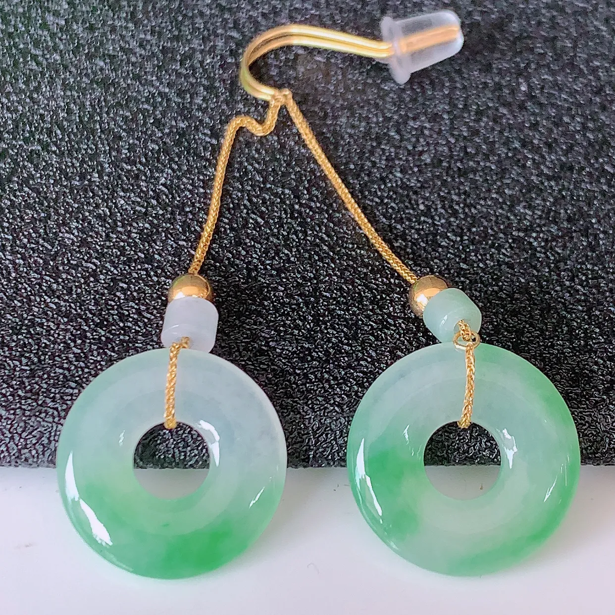 18k金镶嵌冰种飘绿翡翠平安扣耳坠，沁人心脾，耳坠佩戴效果大气出众，尽显气质。种水好，胶感足，颜相当