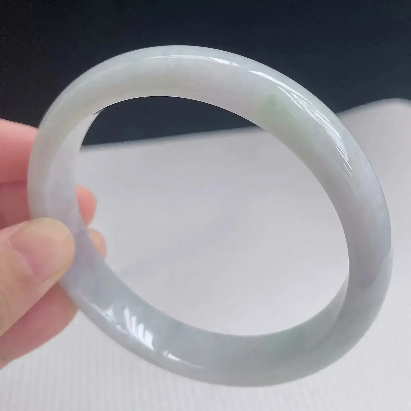 62大圈有种有色天然翡翠A货玉手镯好种水春彩水润手镯52.99g