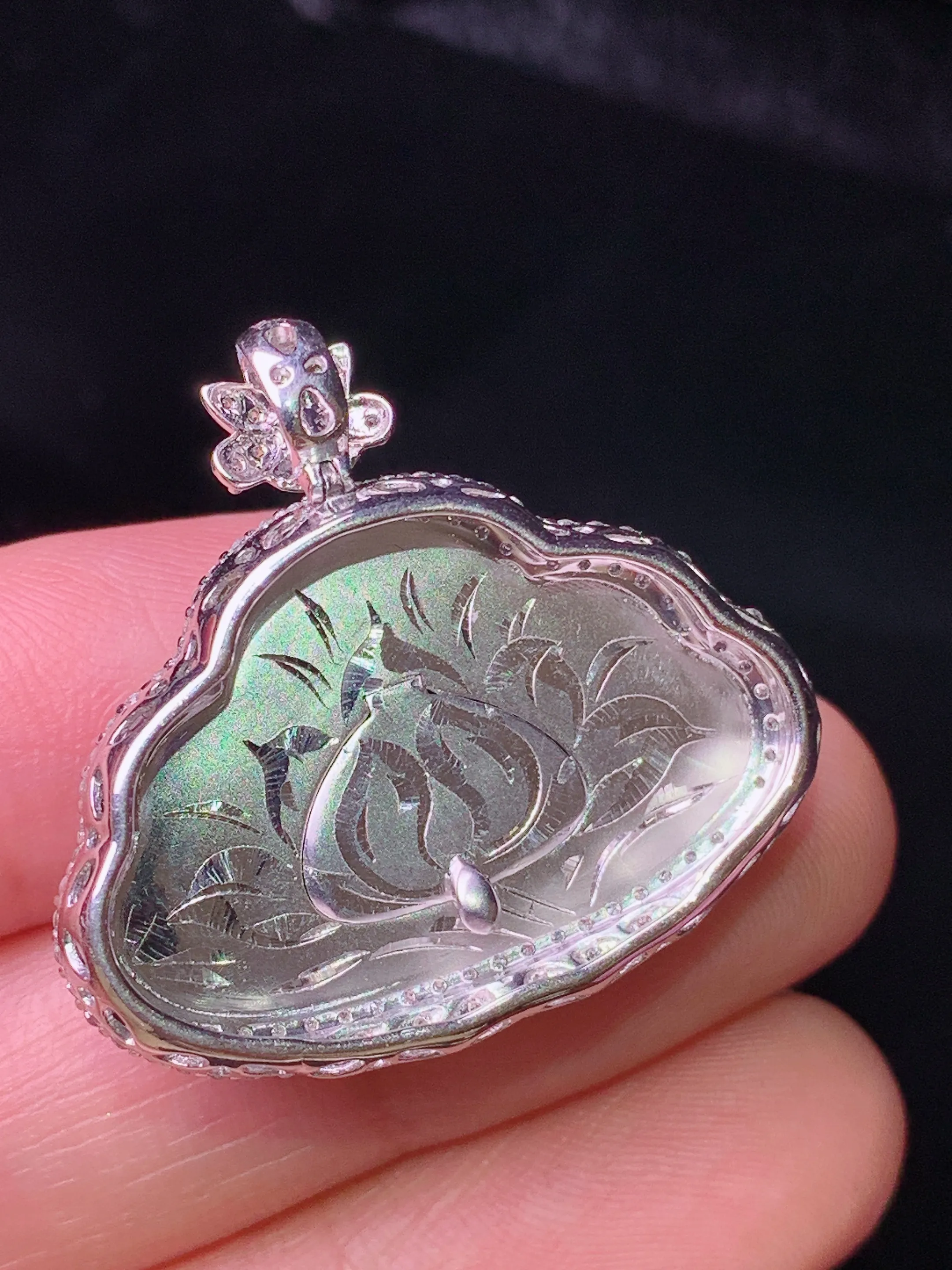 18k金钻镶嵌满绿佛公吊坠 玉质细腻 色泽清新艳丽 整体尺寸27*29.3*8.3