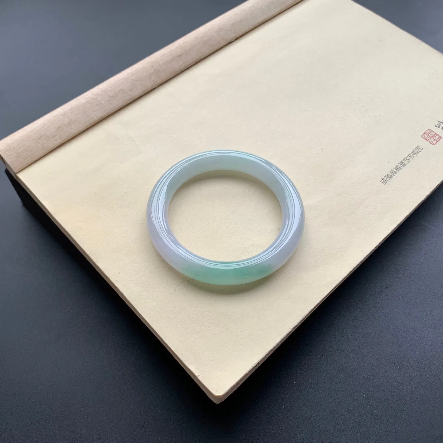 57圈口飘绿圆条手镯 尺寸：57-10.2-10.8，无纹裂，细腻釉洁，色泽靓丽