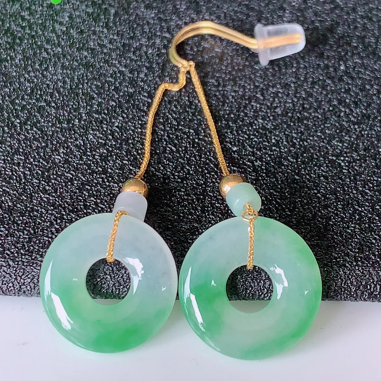 18k金镶嵌冰种飘绿翡翠平安扣耳坠，沁人心脾，耳坠佩戴效果大气出众，尽显气质。种水好，胶感足，颜相当