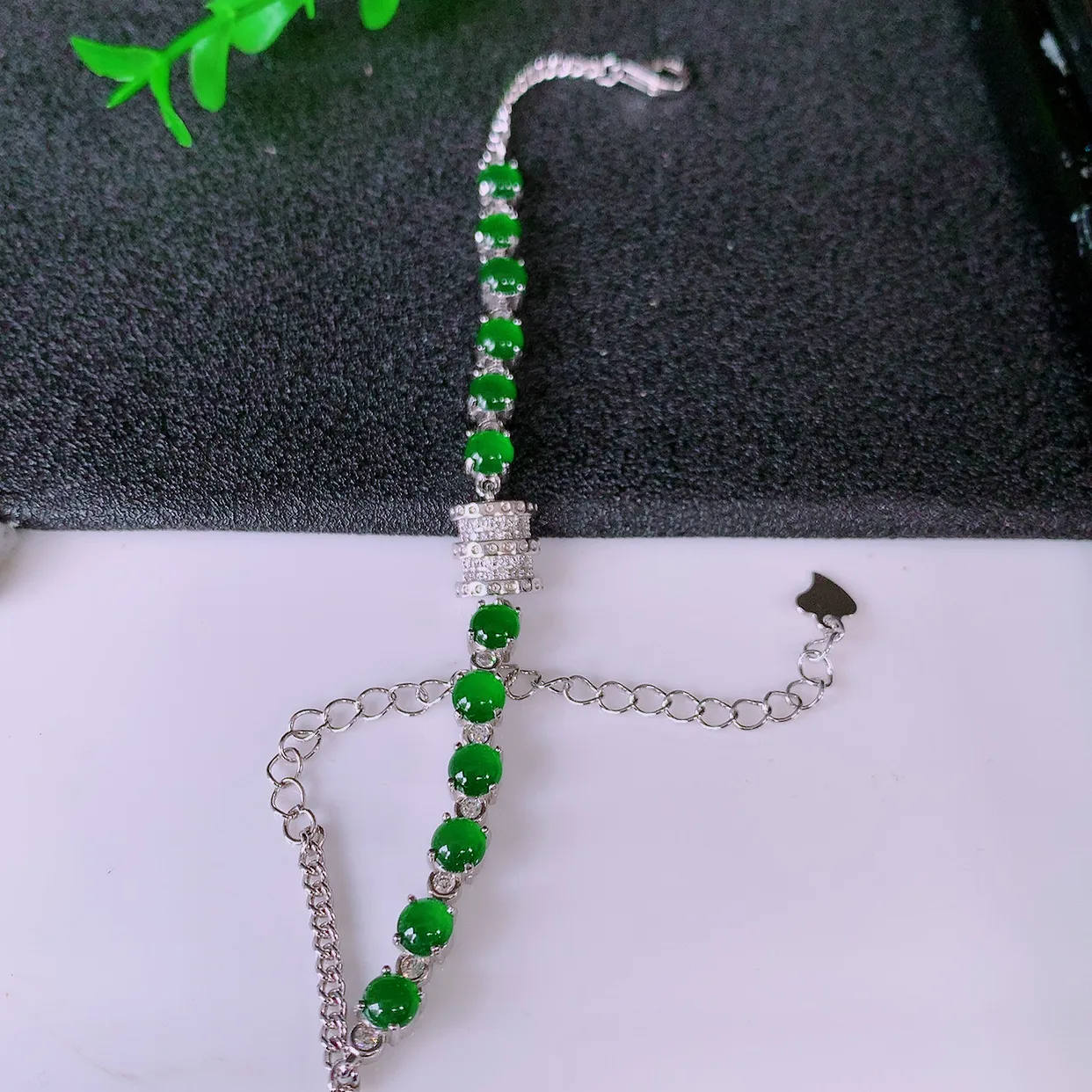 冰透满绿翡翠925银镶嵌手链，自然光实拍，翠色灵动，颜色漂亮，种老水足，品相佳，佩戴佳品！#97.20取一整体4.2*4.2-4 裸石4.2*4.2