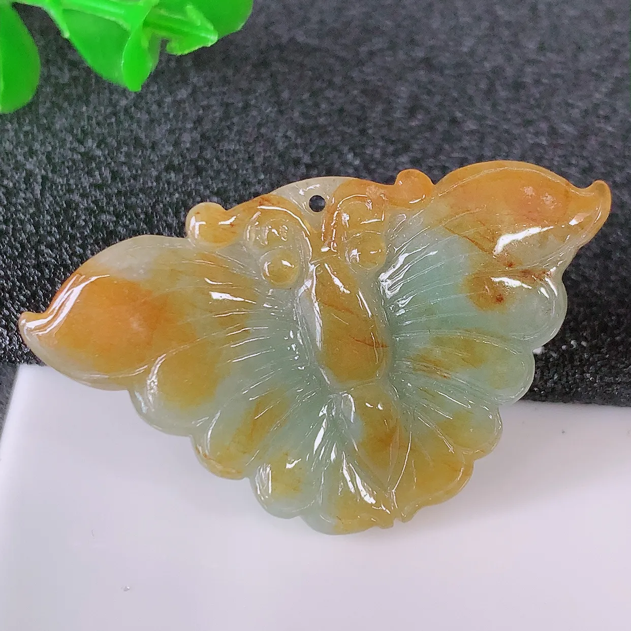 自然光实拍，冰润黄翡双彩翡翠蝴蝶吊坠，翠色灵动，种老水足，寓意好，品相佳， 佩戴佳品！#35.28