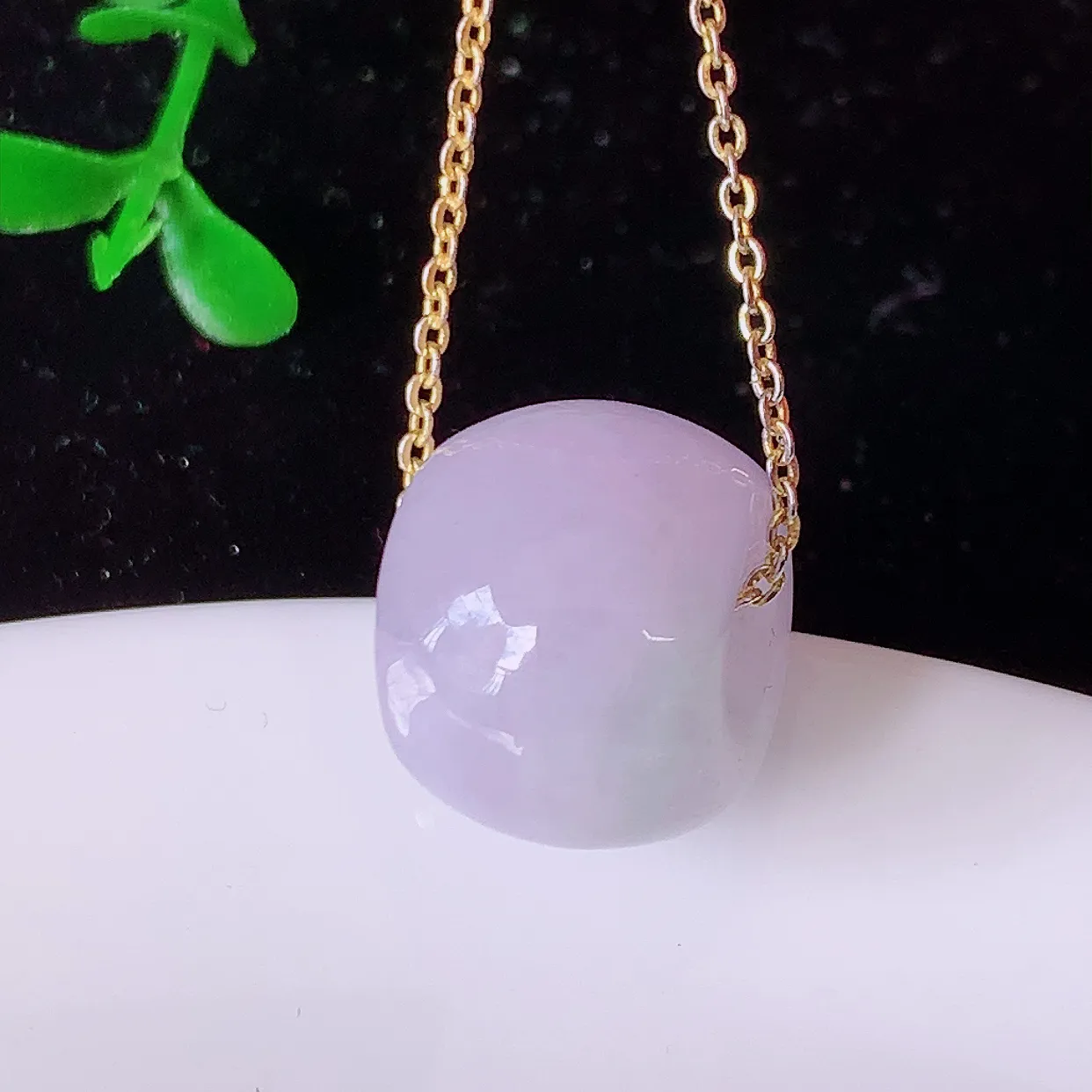 自然光实拍，冰润紫罗兰翡翠路路通吊坠，寓意时来运转、财源滚滚，款式新颖时尚，日常百搭的款！配图银链#57.22