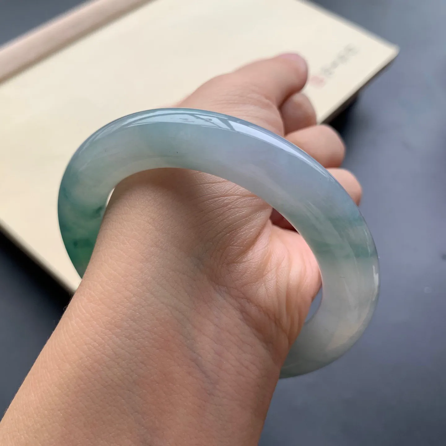 54圈口冰飘花圆条手镯 尺寸：54-11.2，无纹裂，水润饱满，花色浓郁