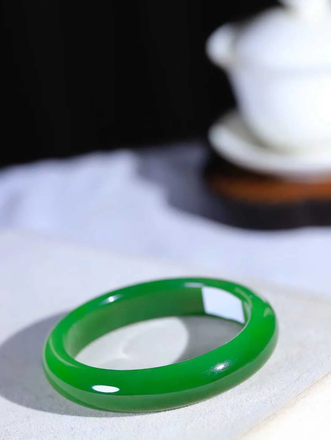 （一见钟情.手镯）

典藏级臻品️和田玉碧玉手镯，玉质温和莹润，精光内蕴，手感舒适。整器简约，打