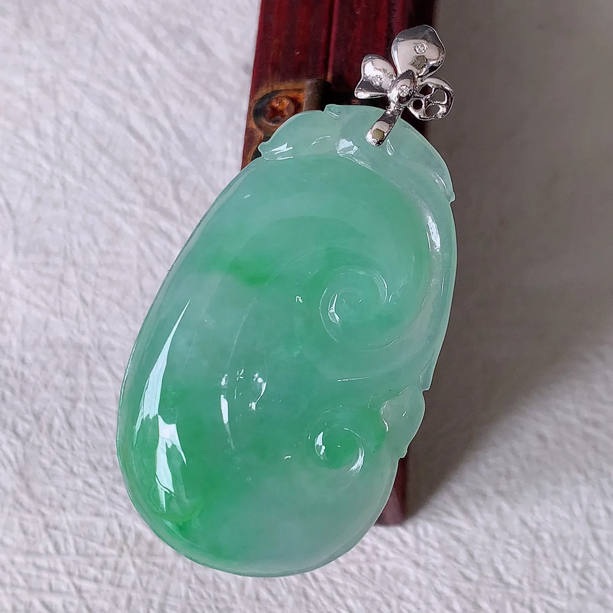 18K金镶嵌冰飘绿翡翠如意吊坠，简单的镶嵌设计、让玉坠百搭又精致，寓意着吉祥，事事如意！#83.22整体47裸裸39*23.8*5.6