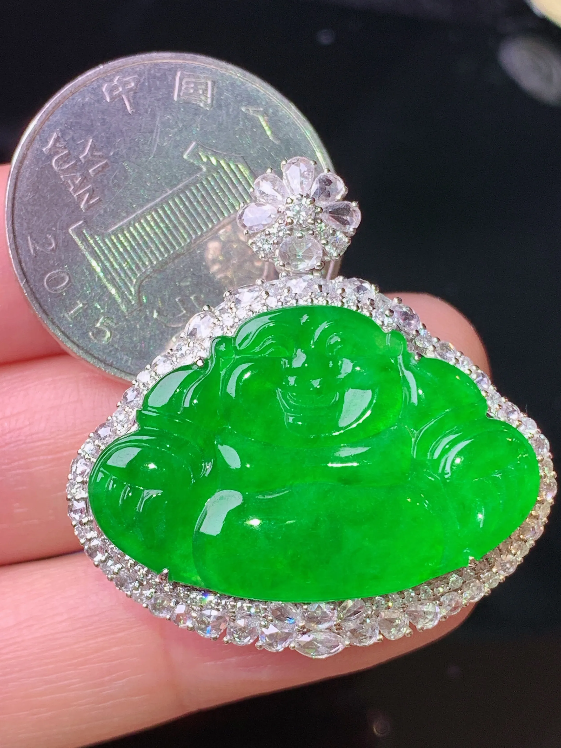 18k金钻镶嵌满绿佛公吊坠 玉质细腻 色泽清新艳丽 整体尺寸34*33*11