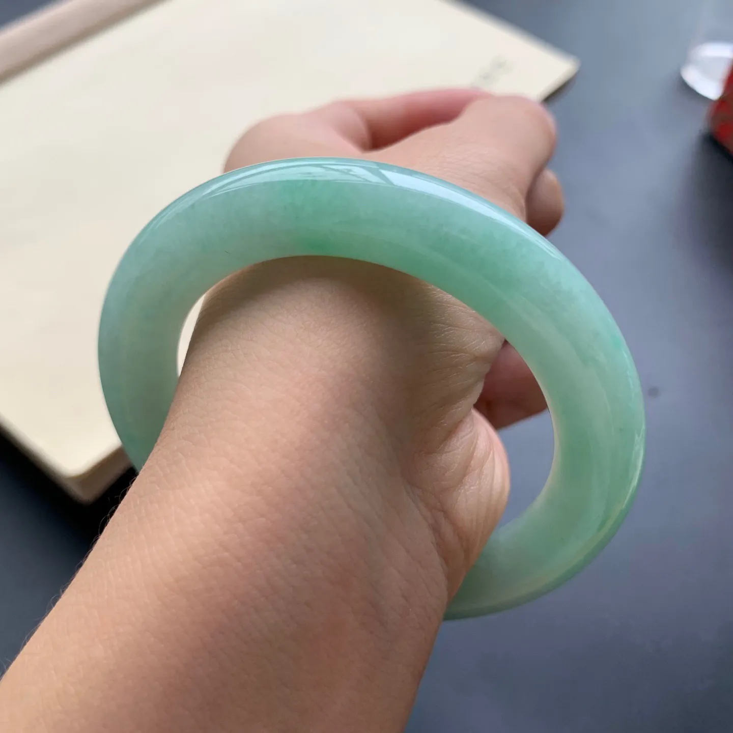 53.8圈囗飘绿圆条手镯 尺寸：53.8-10.8，细腻光滑，条形饱满