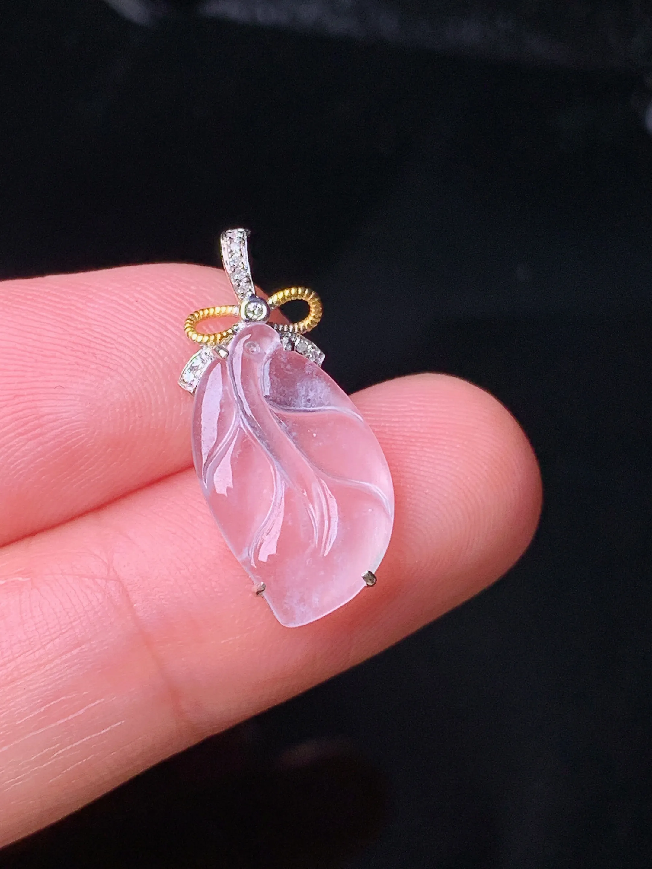 18k金钻镶嵌冰种树叶吊坠 玉质细腻 色泽清新艳丽 整体尺寸21.5*9.6*3