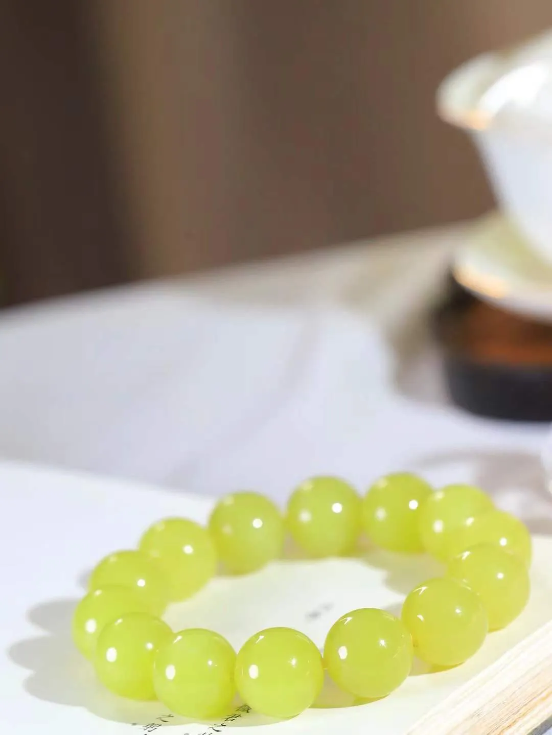 【珠圆玉润.手串】

收藏级臻品️和田玉黄口珠圆玉润手串 玉质温润细腻  整串打磨圆润，佩戴舒适。珠珠落玉盘，间关莺语花底滑，一生美好时光，无论身在何处，都有它相伴相守。事事顺遂，幸福美满，吉祥如意。重90.8克 尺寸取一16.1mm  FDA-221102433