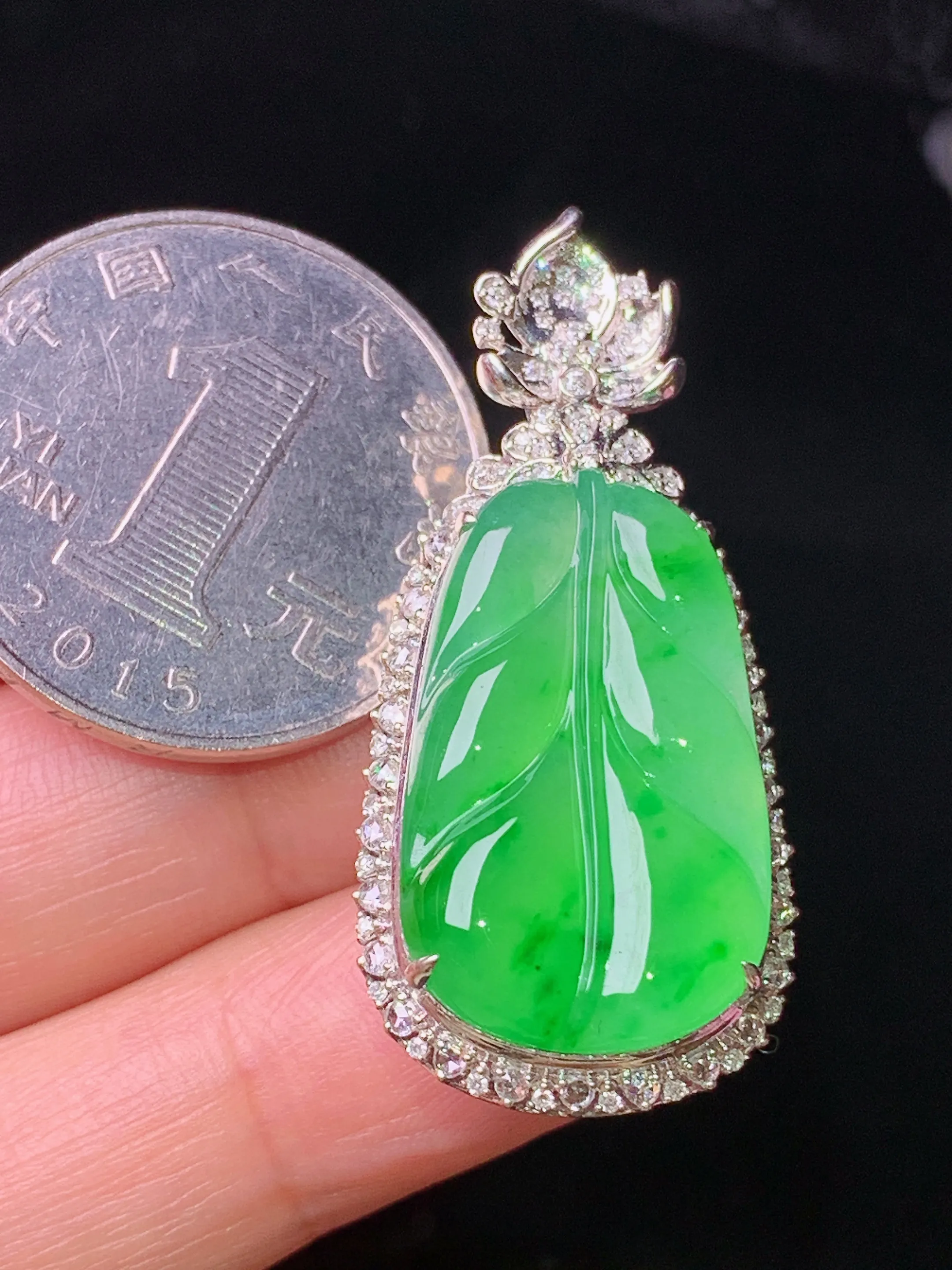 18k金钻镶嵌翠绿树叶吊坠 玉质细腻 色泽清新艳丽 整体尺寸38.3*17.8*10.8