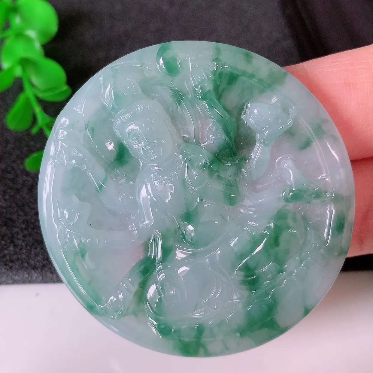 自然光实拍，冰飘花翡翠千手观音菩萨吊坠，赐福翡翠观音，翠绿迷人，观音面相端庄，佩戴时尚出众！#83.22